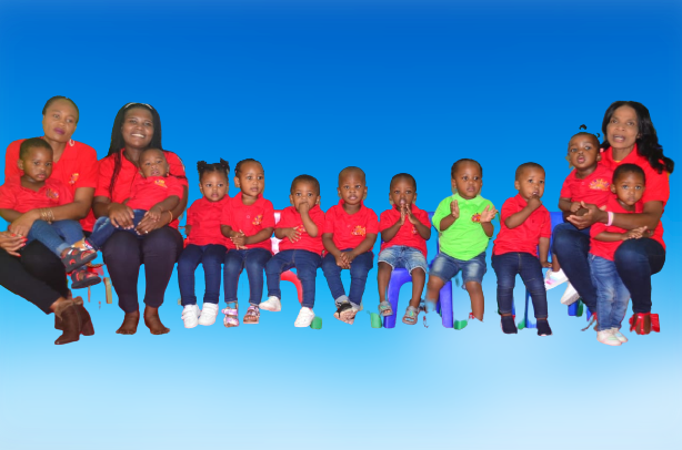 Nursery learners and their teachers sitting down for a photoshoot